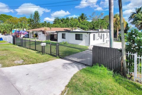 House in Miami, Florida 3 bedrooms, 113.81 sq.m. № 1856924 - photo 2