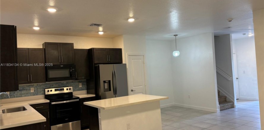 Townhouse in Homestead, Florida 4 bedrooms, 127.65 sq.m. № 1813950