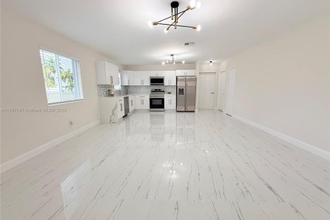 House in West Park, Florida 5 bedrooms, 187.85 sq.m. № 1887786 - photo 12