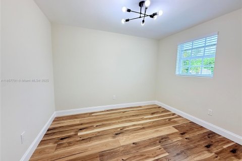 House in West Park, Florida 5 bedrooms, 187.85 sq.m. № 1887786 - photo 29