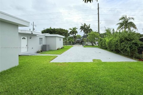 House in West Park, Florida 5 bedrooms, 187.85 sq.m. № 1887786 - photo 1