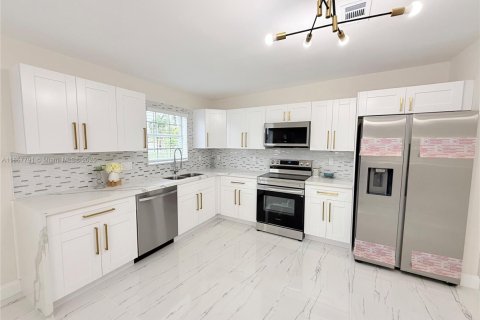 House in West Park, Florida 5 bedrooms, 187.85 sq.m. № 1887786 - photo 15