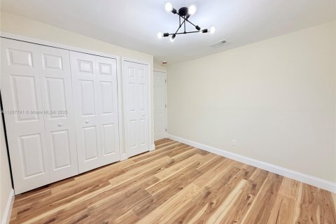 House in West Park, Florida 5 bedrooms, 187.85 sq.m. № 1887786 - photo 30