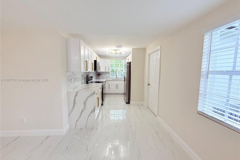 House in West Park, Florida 5 bedrooms, 187.85 sq.m. № 1887786 - photo 17