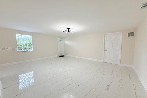 House in West Park, Florida 5 bedrooms, 187.85 sq.m. № 1887786 - photo 9