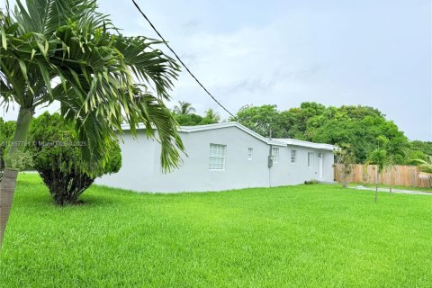 House in West Park, Florida 5 bedrooms, 187.85 sq.m. № 1887786 - photo 4