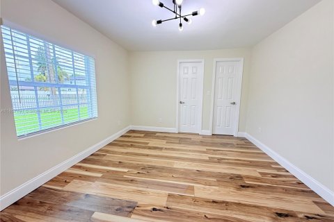 House in West Park, Florida 5 bedrooms, 187.85 sq.m. № 1887786 - photo 23