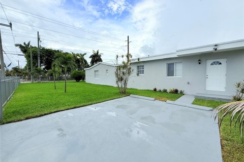 House in West Park, Florida 5 bedrooms, 187.85 sq.m. № 1887786 - photo 3