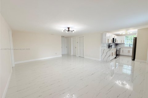 House in West Park, Florida 5 bedrooms, 187.85 sq.m. № 1887786 - photo 7