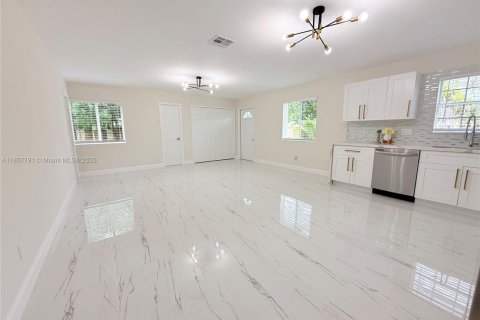 House in West Park, Florida 5 bedrooms, 187.85 sq.m. № 1887786 - photo 5