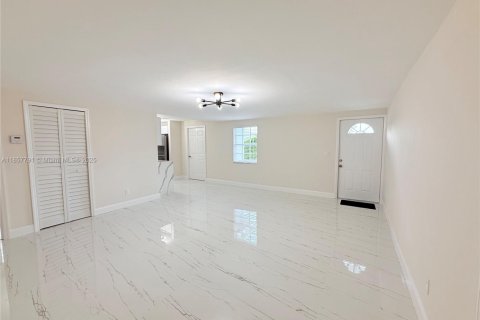 House in West Park, Florida 5 bedrooms, 187.85 sq.m. № 1887786 - photo 10