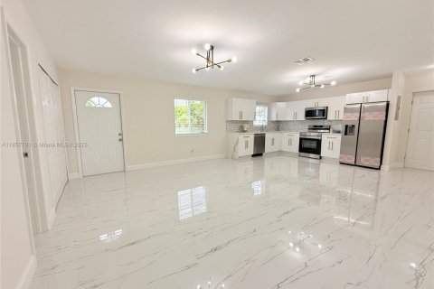 House in West Park, Florida 5 bedrooms, 187.85 sq.m. № 1887786 - photo 13