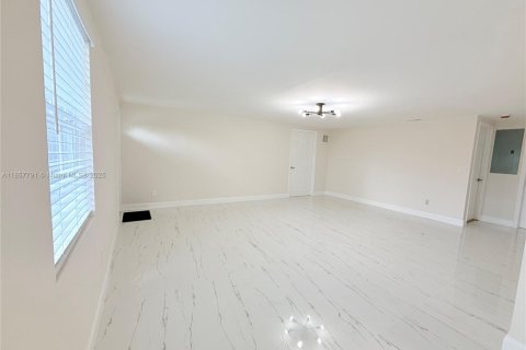 House in West Park, Florida 5 bedrooms, 187.85 sq.m. № 1887786 - photo 6