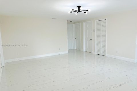 House in West Park, Florida 5 bedrooms, 187.85 sq.m. № 1887786 - photo 8