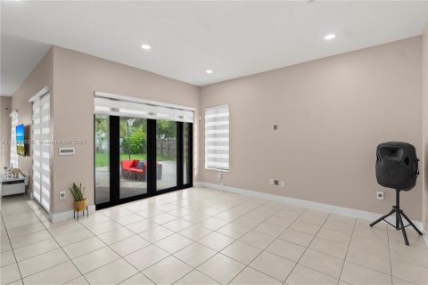 House in Homestead, Florida 6 bedrooms, 290.69 sq.m. № 1828196 - photo 7