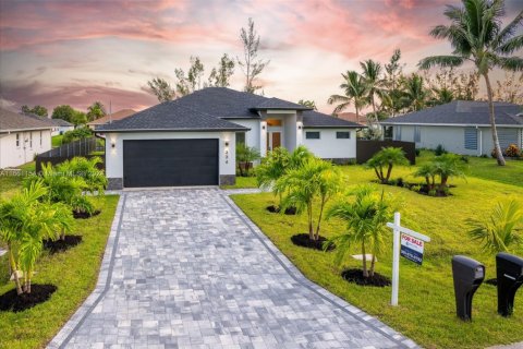 Villa ou maison à vendre à Cape Coral, Floride: 4 chambres, 255.76 m2 № 2269729 - photo 2