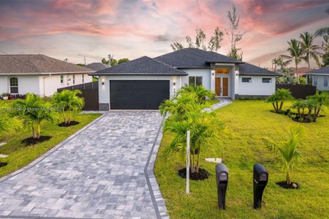 Villa ou maison à Cape Coral, Floride 4 chambres, 255.76 m2 № 2269729
