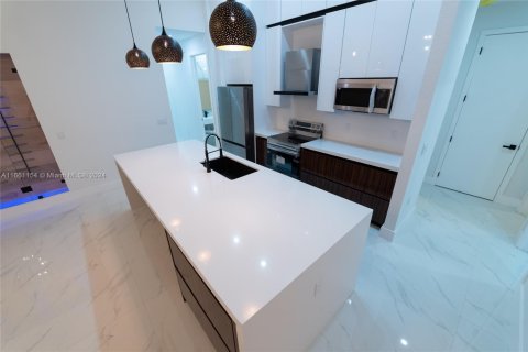 Villa ou maison à vendre à Cape Coral, Floride: 4 chambres, 255.76 m2 № 2269729 - photo 13