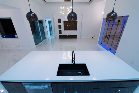 Villa ou maison à vendre à Cape Coral, Floride: 4 chambres, 255.76 m2 № 2269729 - photo 17