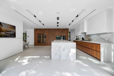 Casa en venta en Miami, Florida, 6 dormitorios, 820.61 m2 № 2053771 - foto 14
