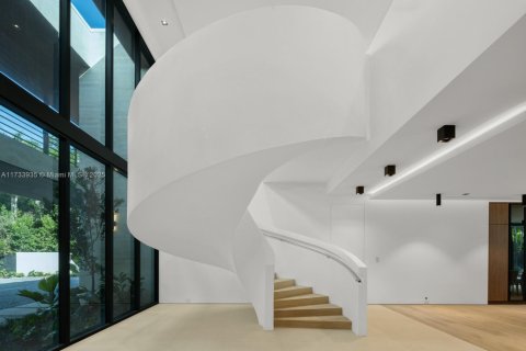 Casa en venta en Miami, Florida, 6 dormitorios, 820.61 m2 № 2053771 - foto 8