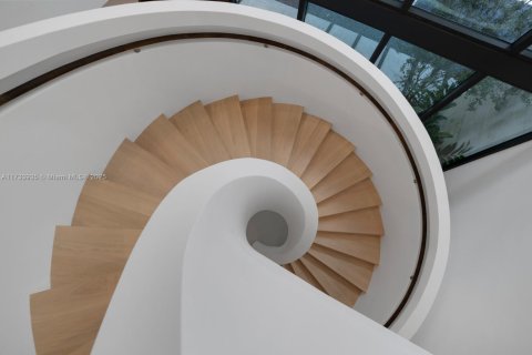 Casa en venta en Miami, Florida, 6 dormitorios, 820.61 m2 № 2053771 - foto 9