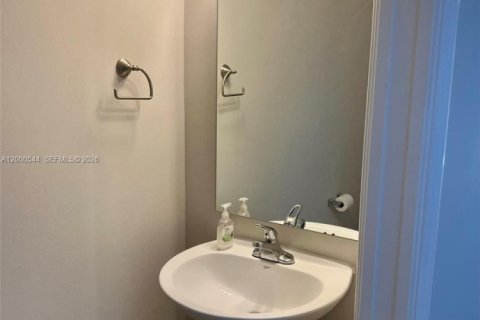 Townhouse in Palm Springs, Florida 3 bedrooms, 143.35 sq.m. № 2064754 - photo 7