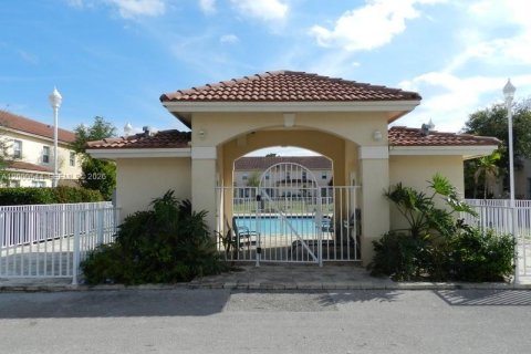 Townhouse in Palm Springs, Florida 3 bedrooms, 143.35 sq.m. № 2064754 - photo 25