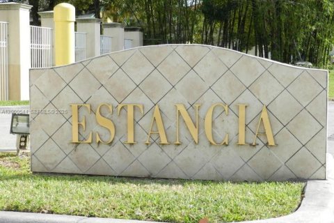 Townhouse in Palm Springs, Florida 3 bedrooms, 143.35 sq.m. № 2064754 - photo 27