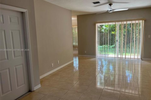 Townhouse in Palm Springs, Florida 3 bedrooms, 143.35 sq.m. № 2064754 - photo 5