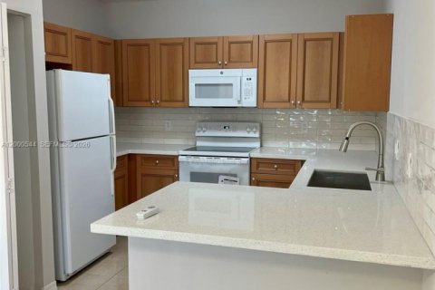 Townhouse in Palm Springs, Florida 3 bedrooms, 143.35 sq.m. № 2064754 - photo 2