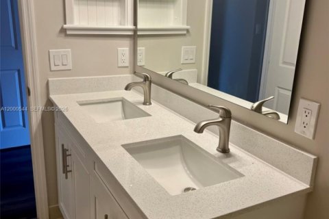 Townhouse in Palm Springs, Florida 3 bedrooms, 143.35 sq.m. № 2064754 - photo 20