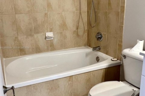 Townhouse in Palm Springs, Florida 3 bedrooms, 143.35 sq.m. № 2064754 - photo 14