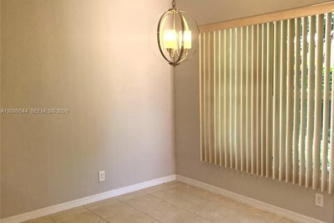 Townhouse in Palm Springs, Florida 3 bedrooms, 143.35 sq.m. № 2064754 - photo 3