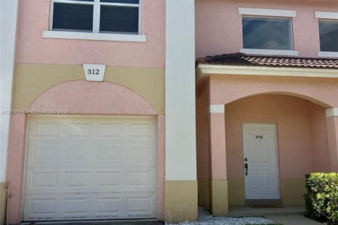 Townhouse in Palm Springs, Florida 3 bedrooms, 143.35 sq.m. № 2064754