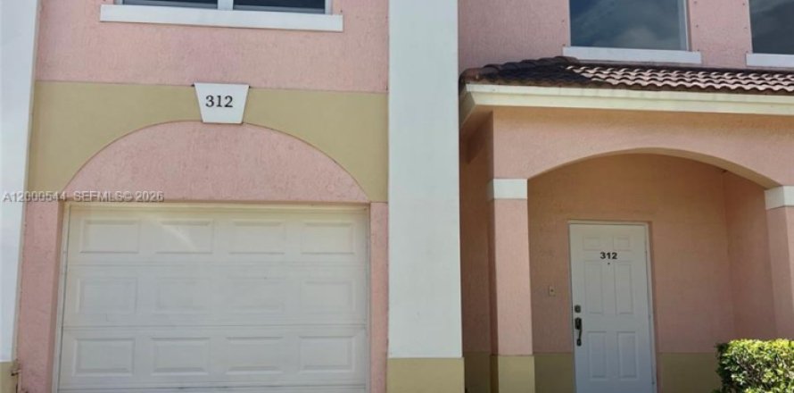 Townhouse in Palm Springs, Florida 3 bedrooms, 143.35 sq.m. № 2064754