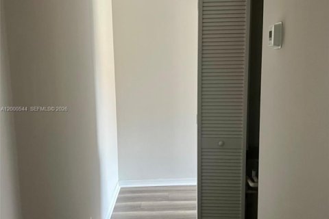 Townhouse in Palm Springs, Florida 3 bedrooms, 143.35 sq.m. № 2064754 - photo 10