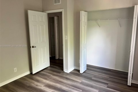 Townhouse in Palm Springs, Florida 3 bedrooms, 143.35 sq.m. № 2064754 - photo 16