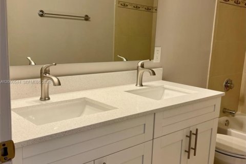 Townhouse in Palm Springs, Florida 3 bedrooms, 143.35 sq.m. № 2064754 - photo 19