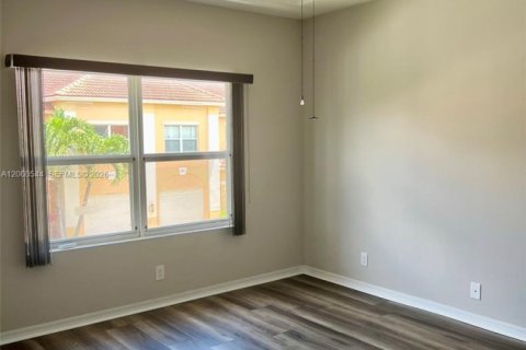 Townhouse in Palm Springs, Florida 3 bedrooms, 143.35 sq.m. № 2064754 - photo 12