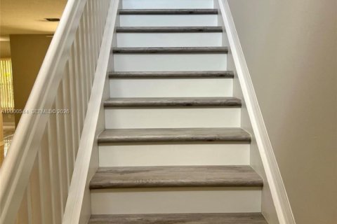 Townhouse in Palm Springs, Florida 3 bedrooms, 143.35 sq.m. № 2064754 - photo 9