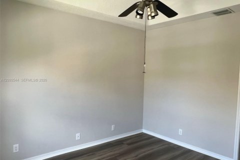 Townhouse in Palm Springs, Florida 3 bedrooms, 143.35 sq.m. № 2064754 - photo 11