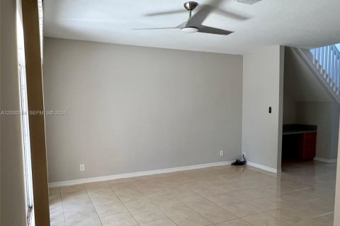 Townhouse in Palm Springs, Florida 3 bedrooms, 143.35 sq.m. № 2064754 - photo 4