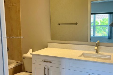 Townhouse in Palm Springs, Florida 3 bedrooms, 143.35 sq.m. № 2064754 - photo 13