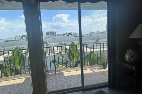 Condo in Miami Beach, Florida, 1 bedroom  № 1921763 - photo 9