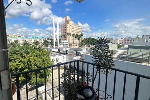 Condo in Miami Beach, Florida, 1 bedroom  № 1921763 - photo 1