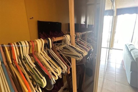 Condo in Miami Beach, Florida, 1 bedroom  № 1921763 - photo 15