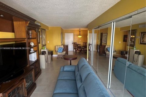 Condo in Miami Beach, Florida, 1 bedroom  № 1921763 - photo 21