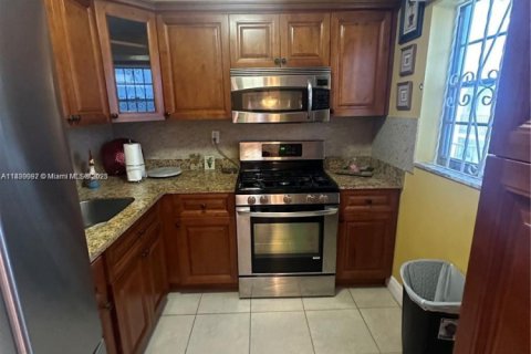 Condo in Miami Beach, Florida, 1 bedroom  № 1921763 - photo 11