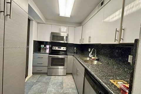 Condo in Hallandale Beach, Florida, 1 bedroom № 2257927 - photo 7